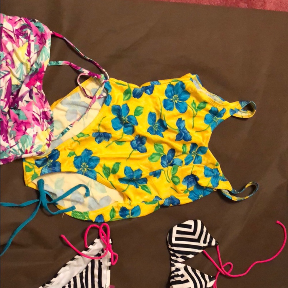 Bathing suits - Picture 7 of 7
